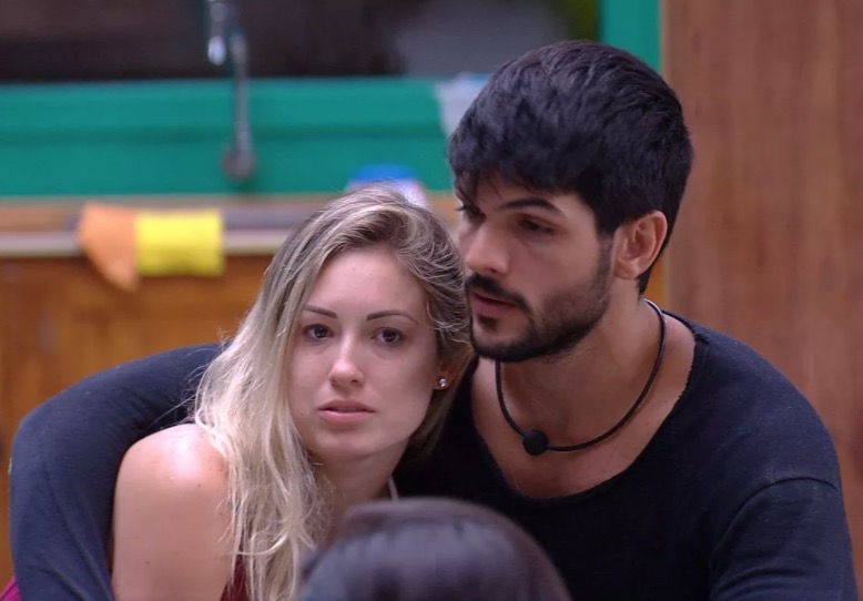 BBB18: Lucas faz carinho em Jéssica e deita no colo da sister