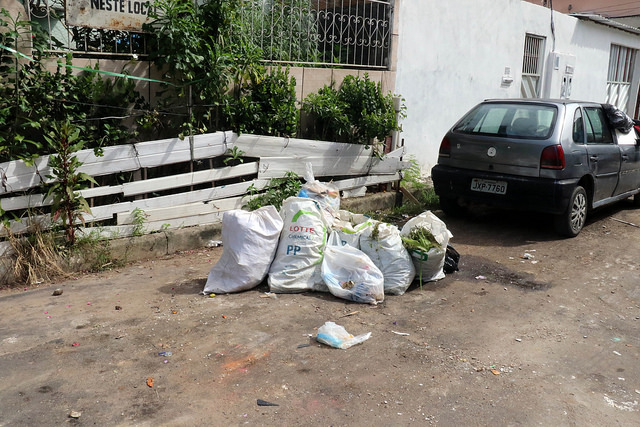 Lixeiras viciadas são retiradas em bairros de Manaus