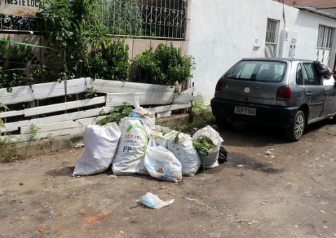 Lixeiras viciadas são retiradas em bairros de Manaus