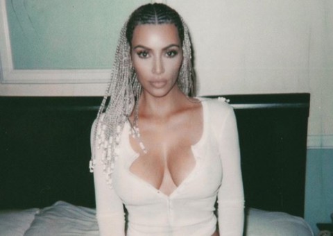 Kim Kardashian posta fotos eróticas só de fio dental