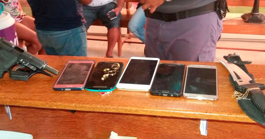 Trio é preso suspeito de roubar celulares e jóias no Amazonas