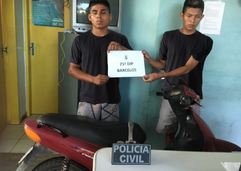 Novinhos são presos após abandonarem moto furtada ao sofrerem acidente no Amazonas