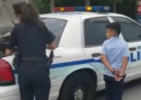 Menino de 7 anos é preso e algemado por agredir professor