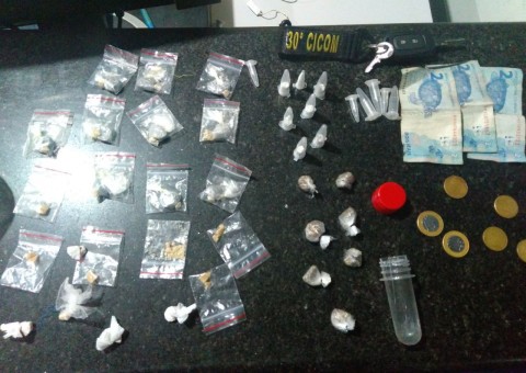 Adolescente é preso com vários kits de drogas em rua de Manaus