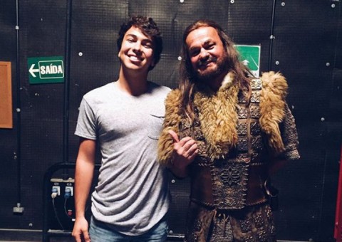 Filho de Kadu Moliterno, militante da causa gay, surge nu em cachoeira