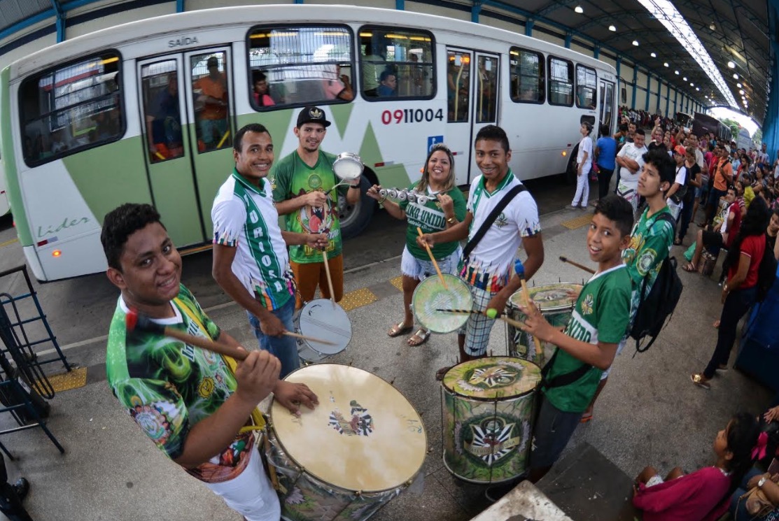 Projeto Além da Passarela leva escolas de samba para terminais de ônibus