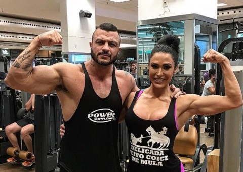 Kleber Bambam posa com Gracyanne Barbosa e se declara para ex-affair