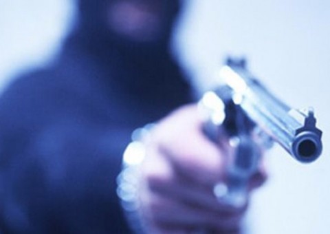 Encapuzada, dupla assalta mercadinho e leva R$ 25 mil em Manaus