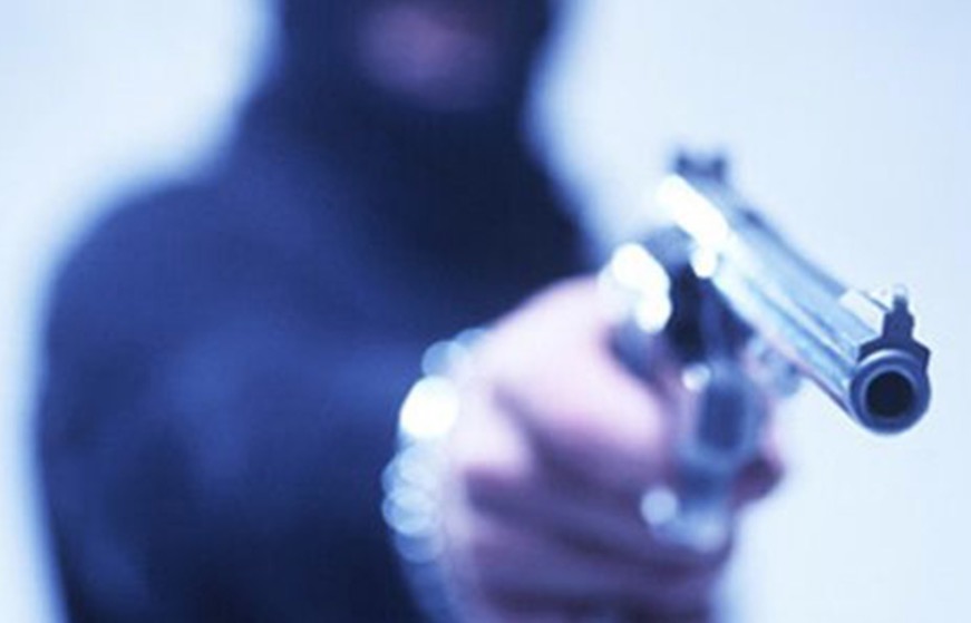 Encapuzada, dupla assalta mercadinho e leva R$ 25 mil em Manaus