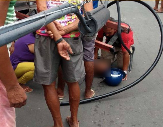 Poste cai em cima de trabalhador de rede de telefonia em Manaus