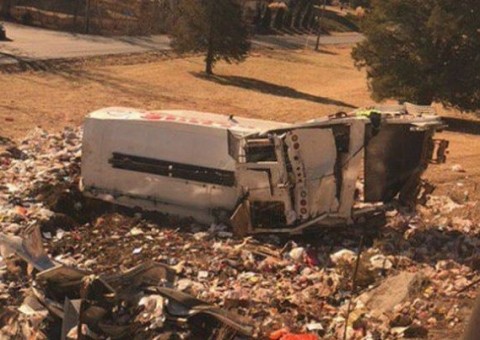 Acidente entre caminhão e trem que levava parlamentares deixa uma pessoa morta