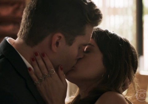    O Outro Lado do Paraíso: Clara e Patrick finalmente se beijam e movimentam a internet