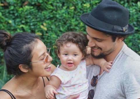 Criando filha com Bruno Gissoni, Yanna Lavigne revela estado civil 