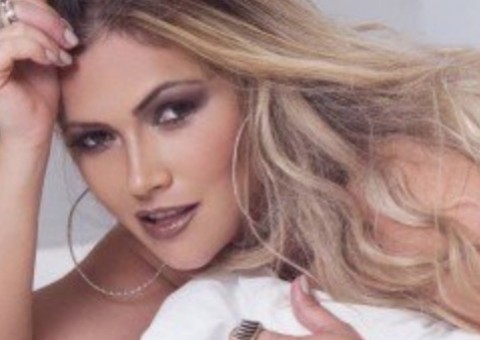 Completamente nua, Fani Pacheco mostra prévia de ensaio quente