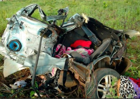 Mãe e dois filhos morrem após carro partir no meio em colisão