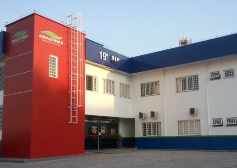 Com tornozeleiras eletrônicas, novinhos são flagrados com moto roubada em Manaus