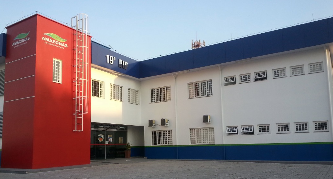 Com tornozeleiras eletrônicas, novinhos são flagrados com moto roubada em Manaus