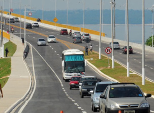 Grupo toca terror e faz arrastão em ônibus que levava passageiros pela Ponte Rio Negro