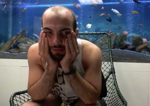 BBB18: Mahmoud volta a tomar banho pelado e mostra tudo 