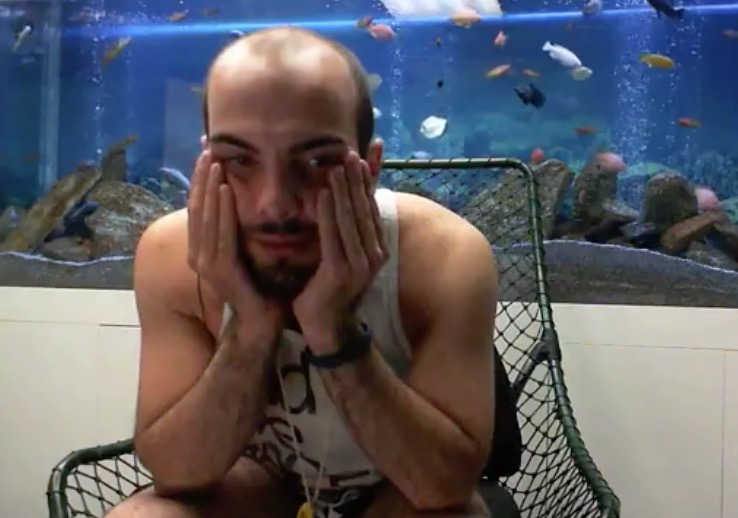 BBB18: Mahmoud volta a tomar banho pelado e mostra tudo 