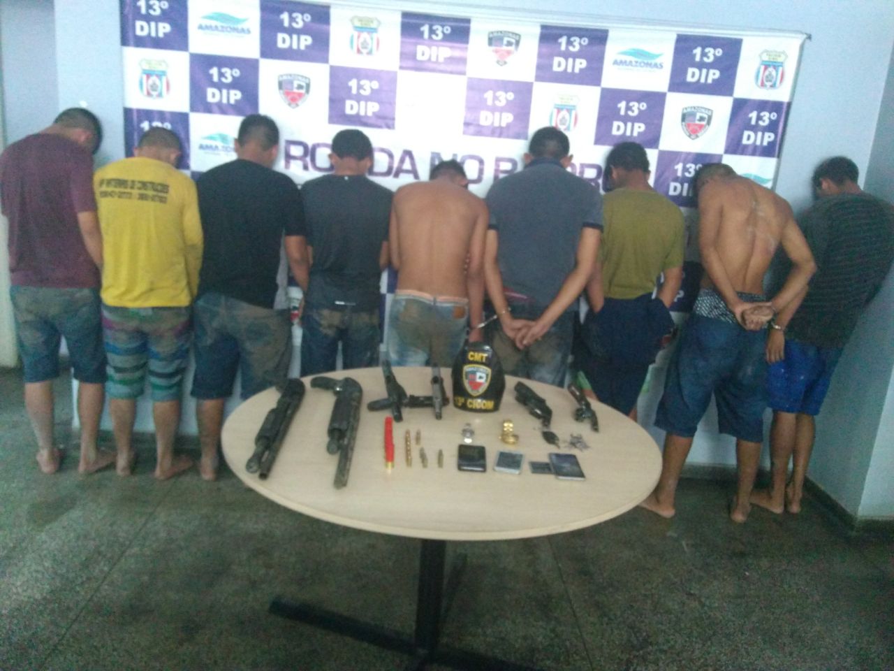 Em Manaus, oito pessoas são presas com armas de uso exclusivo da polícia