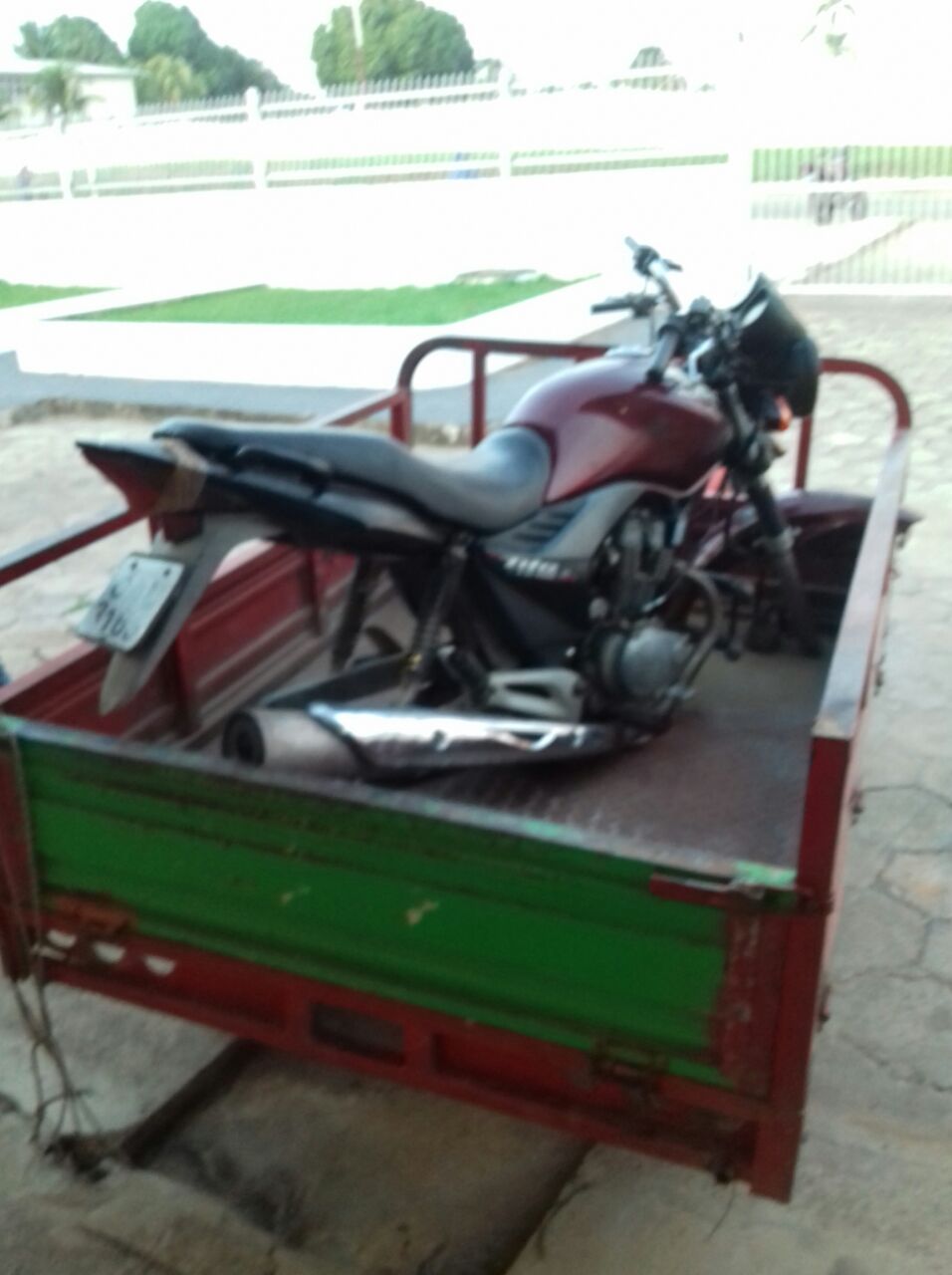 No Amazonas, polícia recupera motocicleta roubada no momento de desmanche