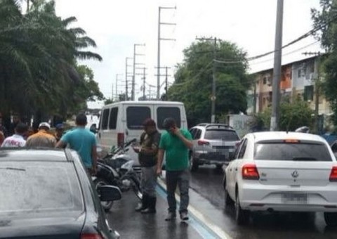 Colisão entre micro-ônibus e moto deixa pessoa ferida em Manaus