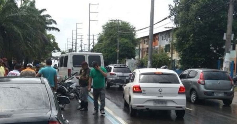 Colisão entre micro-ônibus e moto deixa pessoa ferida em Manaus