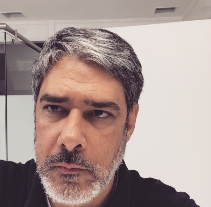   William Bonner denuncia mulher que criou 23 perfis para ameaçá-lo de morte