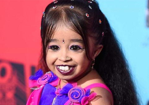 Mulher mais baixa do mundo encontra homem mais alto e diferença choca; Veja foto