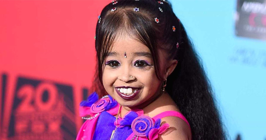 Mulher mais baixa do mundo encontra homem mais alto e diferença choca; Veja foto