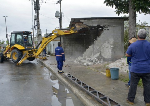 Construções irregulares em áreas verde e institucional são demolidas em Manaus