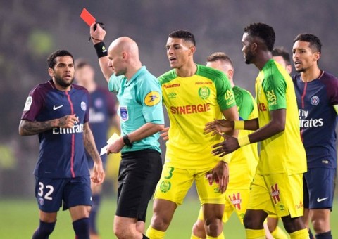 Árbitro que chutou brasileiro durante partida no Campeonato Francês é suspenso 