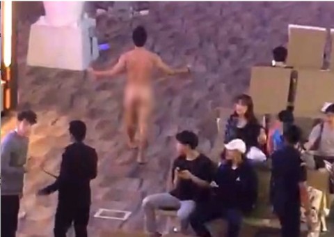 Homem com overdose de viagra, fica nu e joga fezes em passageiros de aeroporto