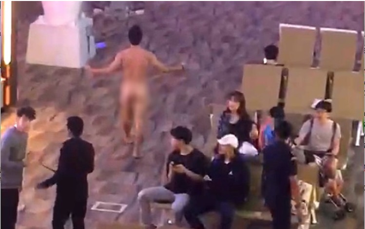 Homem com overdose de viagra, fica nu e joga fezes em passageiros de aeroporto