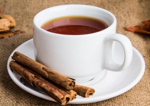 Aprenda a fazer o poderoso chá caseiro que ajuda a regular menstruação atrasada