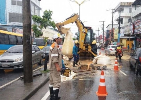 Avenida de Manaus é interditada por causa de obra em cratera 