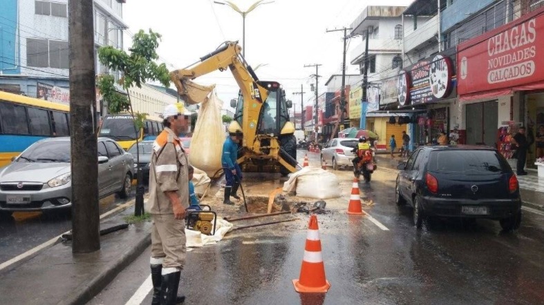 Avenida de Manaus é interditada por causa de obra em cratera 
