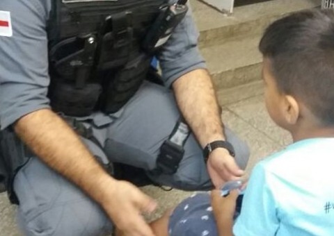 Mulher é presa após filho de quatro anos ser encontrado abandonado em rua de Manaus