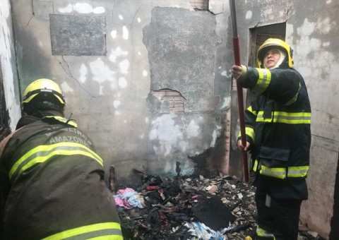 Família perde casa completamente após incêndio em Manaus