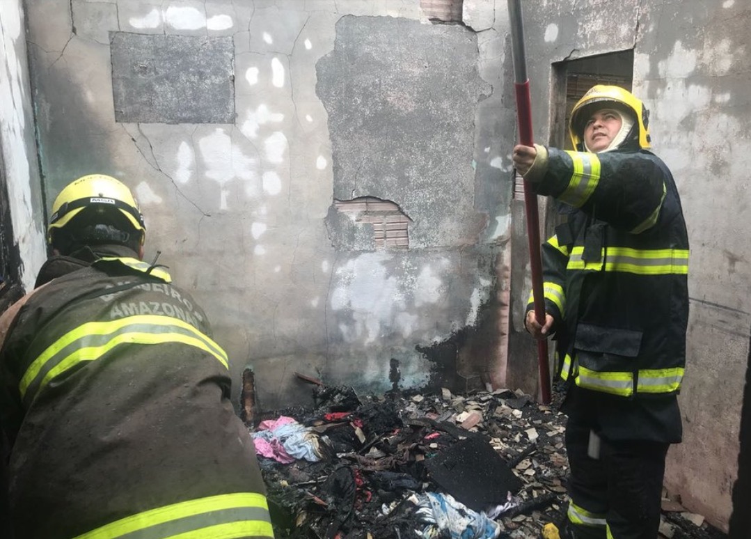 Família perde casa completamente após incêndio em Manaus