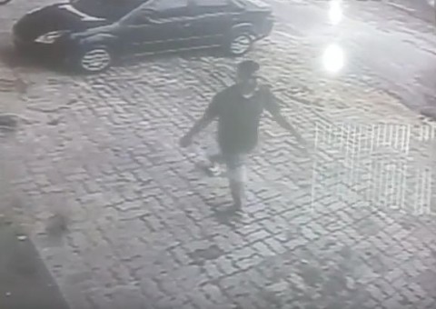 Vídeo flagra homem furtando moto de estacionamento enquanto dono trabalhava em Manaus
