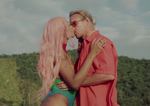 Pabllo Vittar aparece 'desmontada' em clipe e dá beijo de língua em Diplo