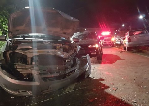 Acidente com três carros deixa pessoas feridas em avenida de Manaus