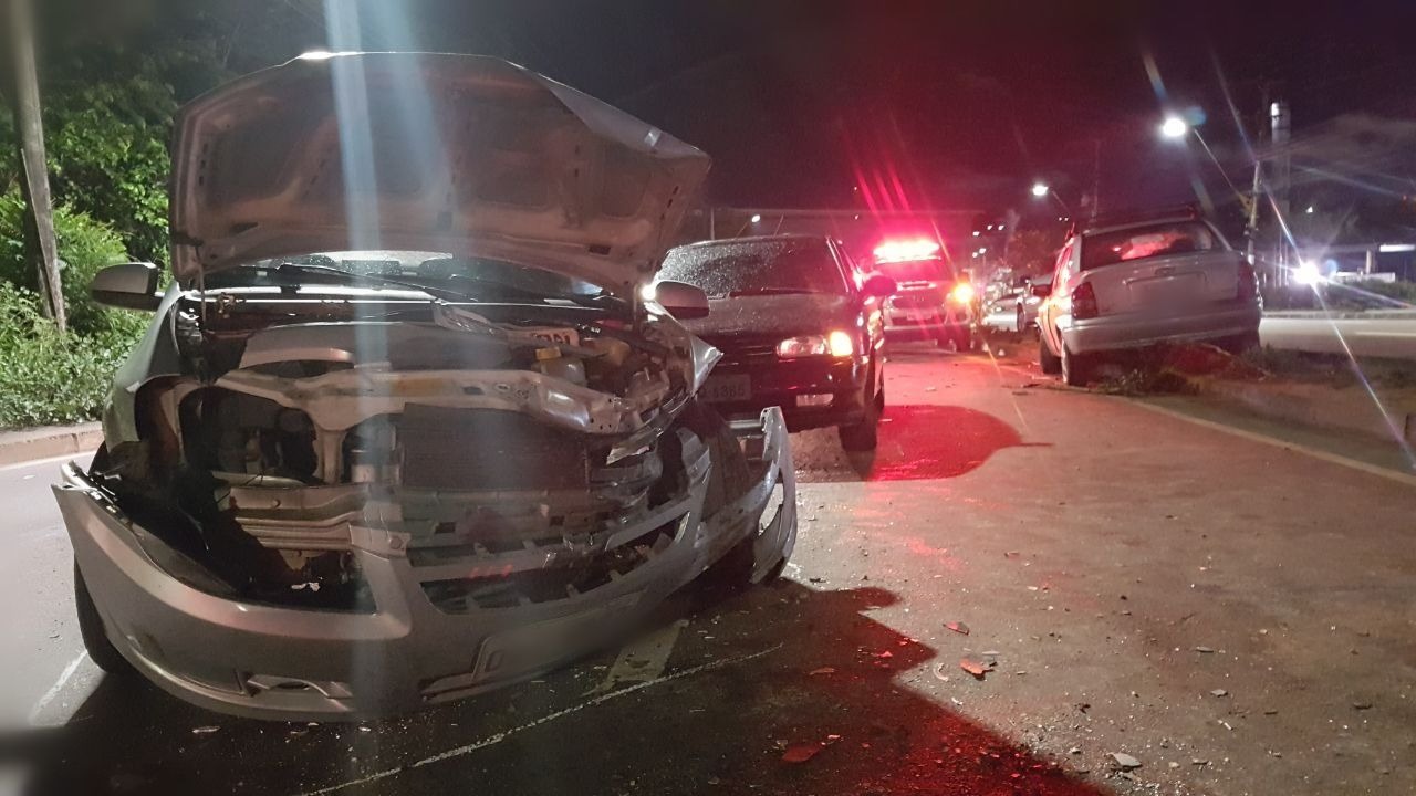 Acidente com três carros deixa pessoas feridas em avenida de Manaus