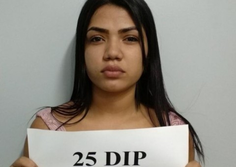 Foragida da Justiça por roubo é presa na frente de residência em Manaus