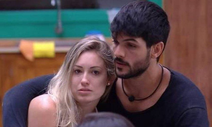 Mãe de Jéssica, do BBB 18, é alvo de xingamentos: 'quem tem noiva é ele'