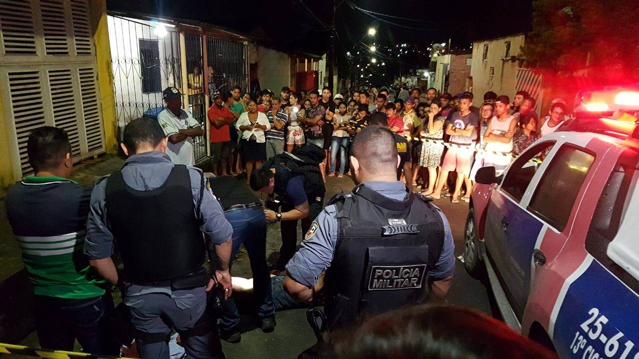 Grupo persegue e tortura homem até a morte em rua de Manaus