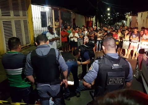 Grupo persegue e tortura homem até a morte em rua de Manaus