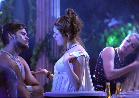 BBB18: Jaqueline se diverte com DR entre Ana Clara e Breno após flagra e pegação